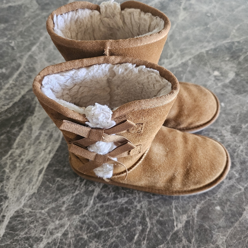 Koolaburra by UGG Victoria Short Boots – Tan Suede Bows Size 5